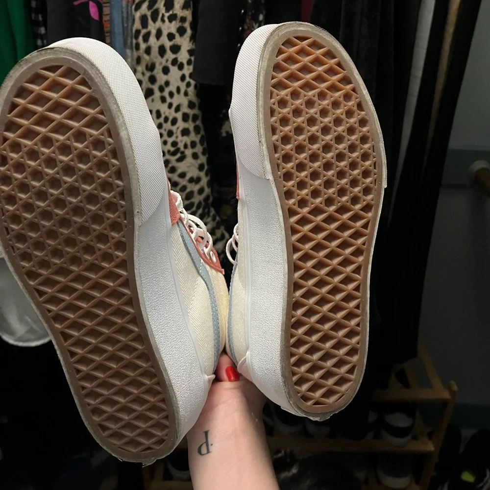 VANS - Picture 4 of 5